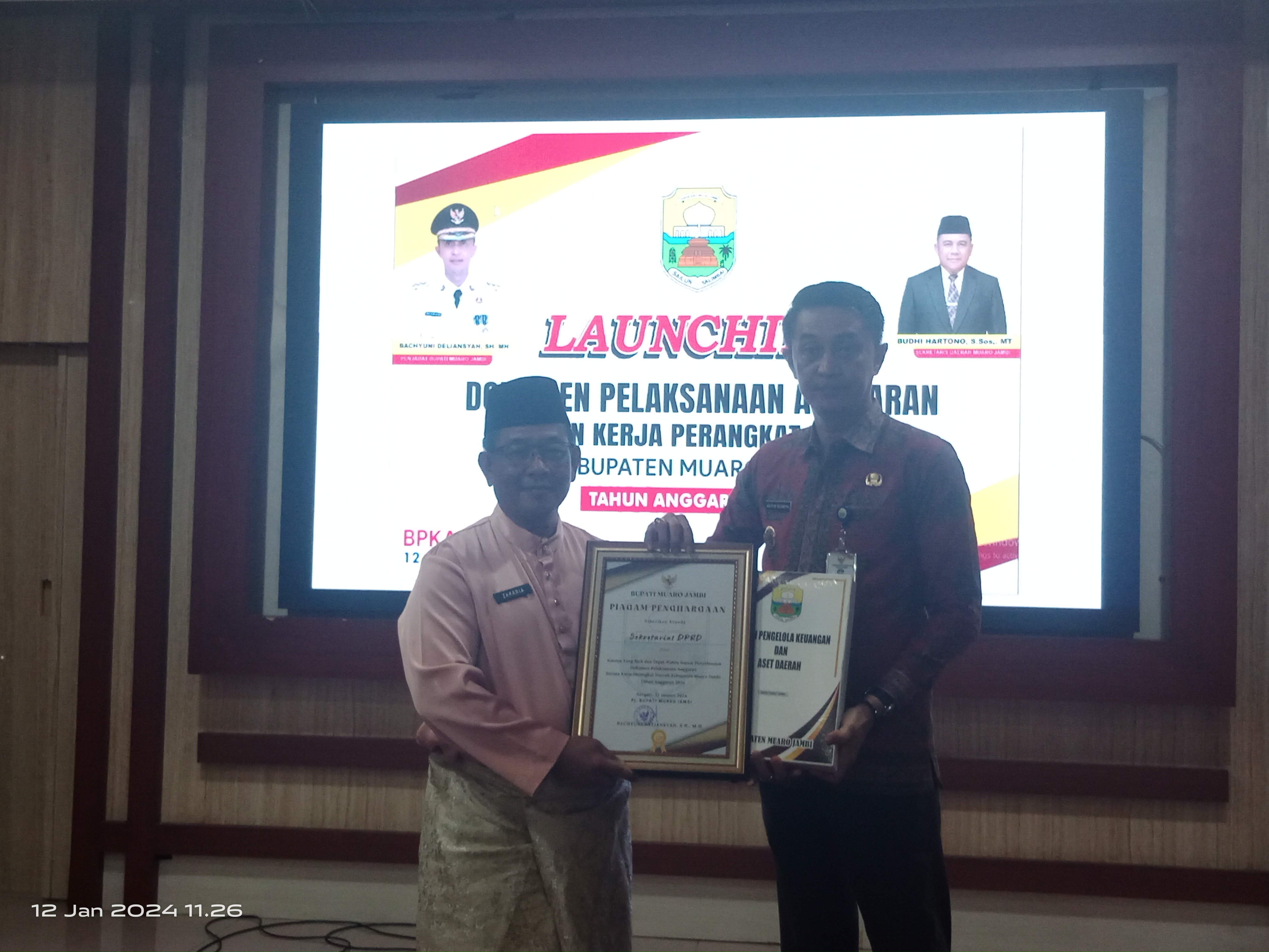 Sekretaris DPRD Kabupaten Muaro Jambi Menerima Penghargaan Dari Pj Bupati Muaro Jambi
