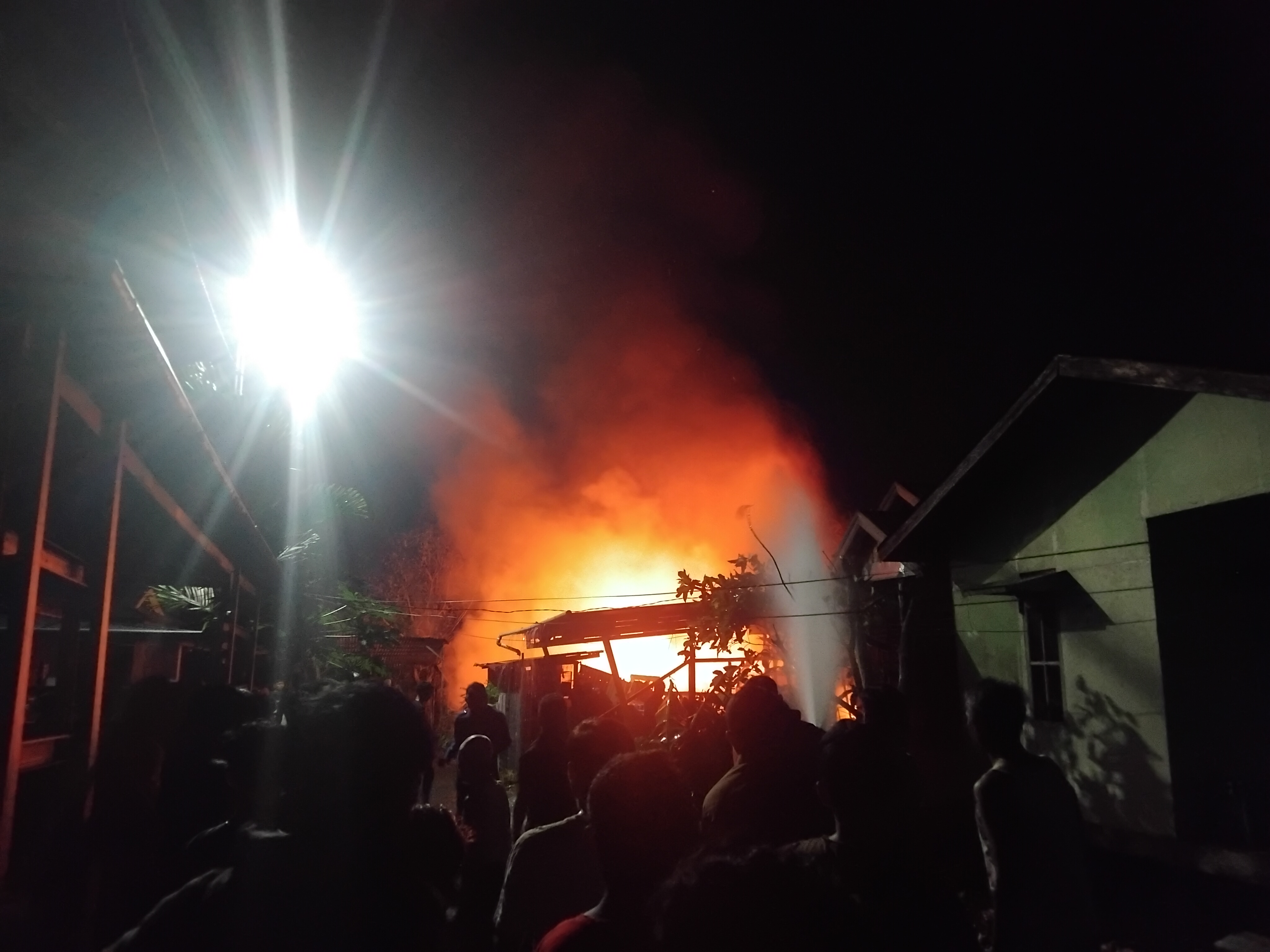 BREAKING NEWS! Si Jago Merah Mengamuk di Lorong Namira Blok A