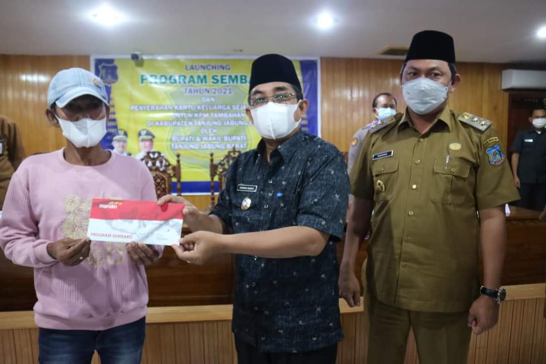 Bupati UAS Launching Program Sembako dan Serahkan Kartu Keluarga Sejahtera (KKS)