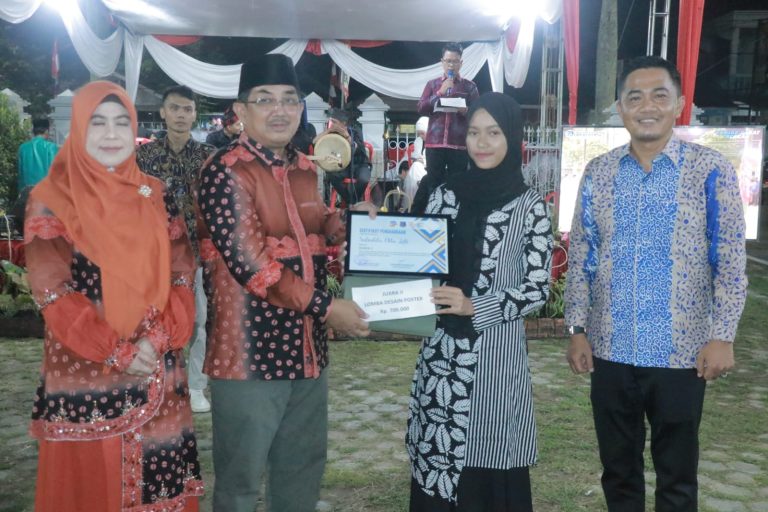 Bupati Tanjab Barat Serahkan Hadiah Lomba Poster Digital kepada Para Pemenang