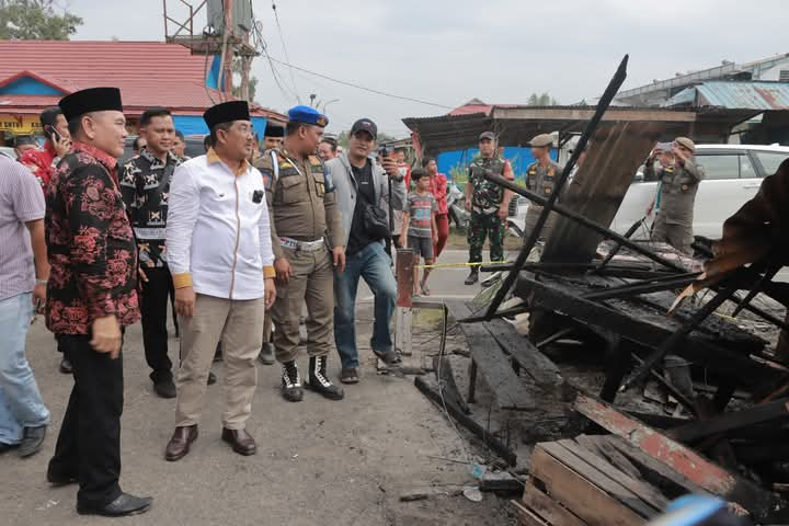 Tinjau Lokasi Kebakaran, Bupati Anwar Sadat Berikan Bantuan Pada Korban