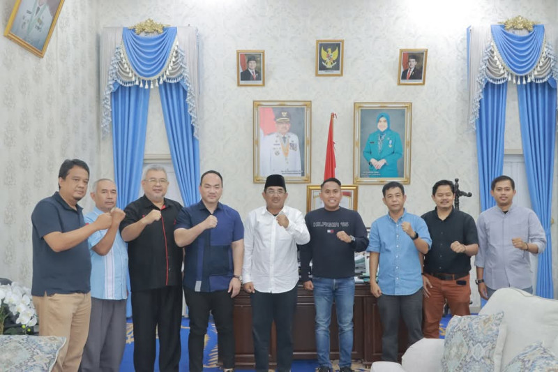 Komisi II DPRD Tanjabbar Dampingi Bupati Terima Calon Investor 