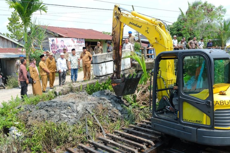 Bupati Tanjab Barat Pantau Normalisasi Parit Lapis, Langkah Konkret Atasi Banjir di Sungai Nibung