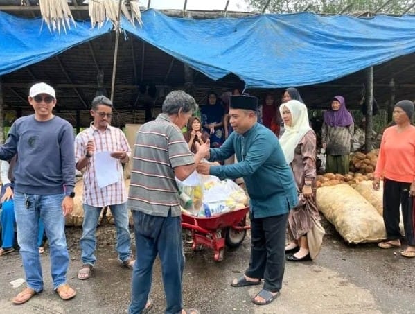 Momen Ramadhan, Anggota DPRD Tanjabbar Albert Chaniago Sambangi Pekerja Gudang Kelapa dan Bagikan Sembako