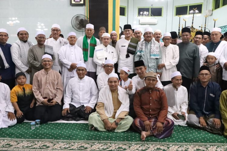 Bupati Tanjab Barat dan Menparekraf RI Laksanakan Shalat Tarawih Berjamaah di Masjid Agung Al Istiqomah Kuala Tungkal