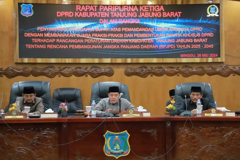 Bupati Hadiri Rapat Paripurna DPRD Kabupaten Tanjab Barat Tentang RPJPD Kab. Tanjab Barat Tahun 2024