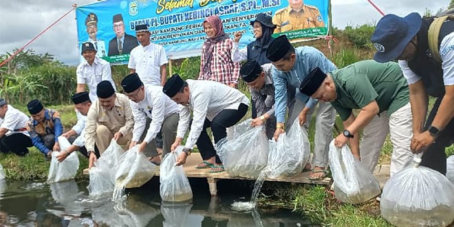 Pj. Bupati Kerinci Serahkan Bantuan Benih Ikan Nila di Desa Kampung Baru