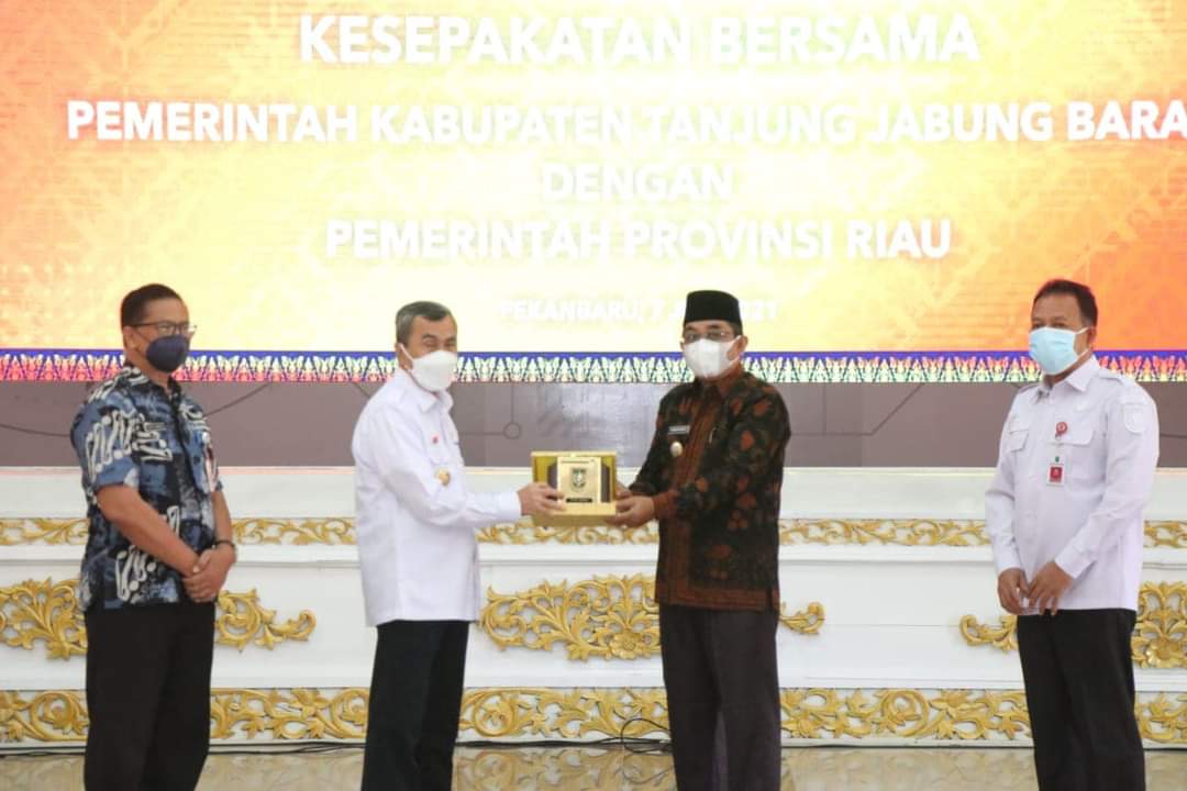 Pemkab Tanjabbarat Tanda Tangani (MoU) dengan Pemprov Riau