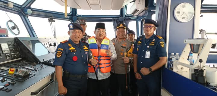 Pastikan Kelancaran Arus Balik Lebaran, Bupati Tanjabbar Pantau Langsung Keberangkatan Penumpang di Pelabuhan Marina Batam Kualatungkal