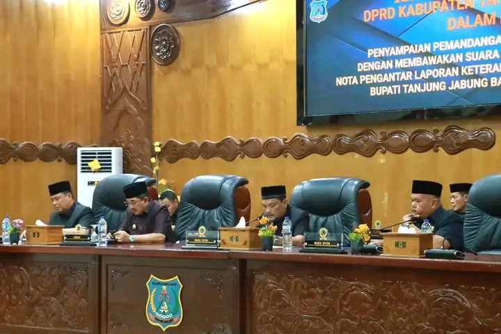 Bupati Tanjab Barat Hadiri Paripurna, DPRD Sampaikan Pemandangan Umum Fraksi atas LKPJ 2025