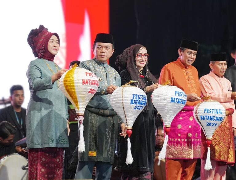 Gubernur Jambi Al Haris Buka Festival Batanghari 2024