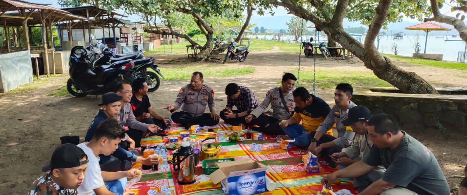 Jumat Curhat; Kapolsek Danau Kerinci mengajak ketiga Kepala Desa (Kades) di tiga Luhah Tanjung Tanah untuk membangun hubungan kerjasama 
