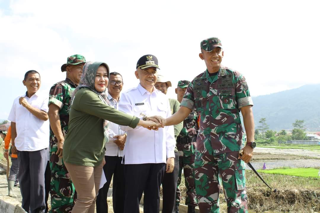 Dampingi Bupati Kerinci Adirozal Meninjau Karya Bhaki TNI, Andy Irawan : Kehadiran TNI Untuk Membantu Masyarakat