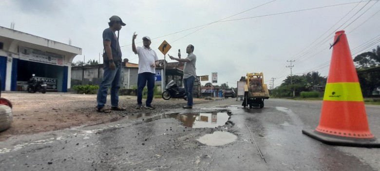 Waka Komisi III DPRD Provinsi Jambi Minta BPJN IV Perbaiki jalan lintas Pijoan yang berlubang