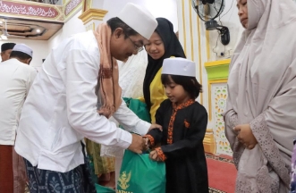 Bupati Anwar Sadat Tetap Semangat Shalat Subuh berjamaah bersama masyarakat Ke Masjid