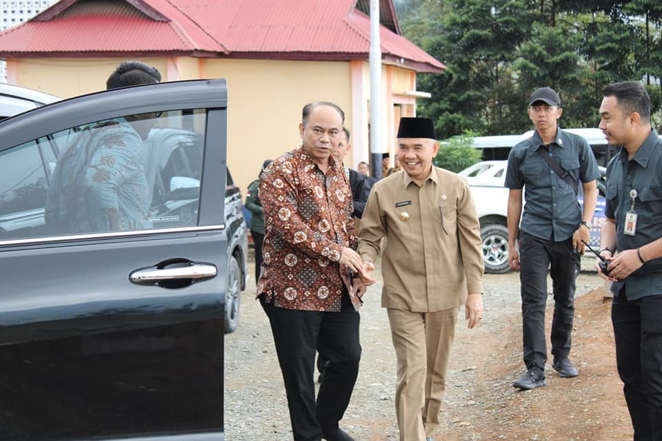 Kunjungan Kerja Wakil Menteri Desa PDTT Langsung disambut oleh Bupati Kerinci.