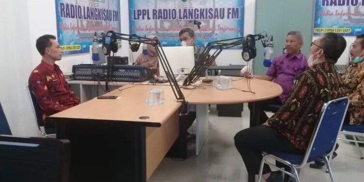 Kadis Kominfo Sarolangun Live di Radio Langkisau 91,2 FM Sumbar