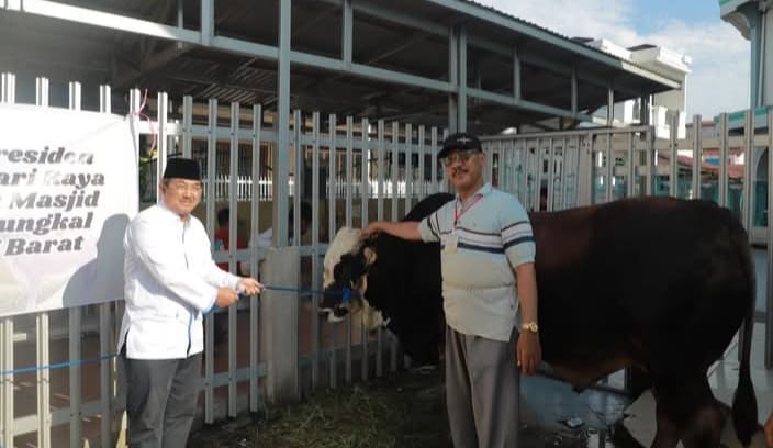 Bupati Anwar Sadat Serahkan Bantuan Sapi Kurban Presiden Prabowo 