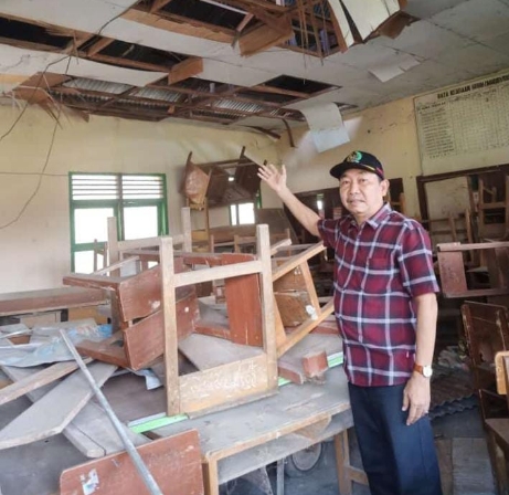 Ketua Komisi III DPRD Tanjab Barat Tinjau Ruang Kelas SD Negeri 13 Dusun Kebun yang Rusak