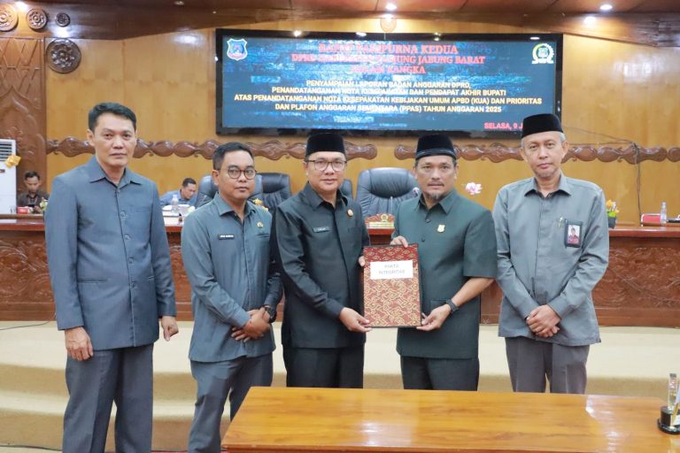 Mewakili Bupati, Pj. Sekretaris Daerah Hadiri Rapat Paripurna ke Dua DPRD Kabupaten Tanjab Barat