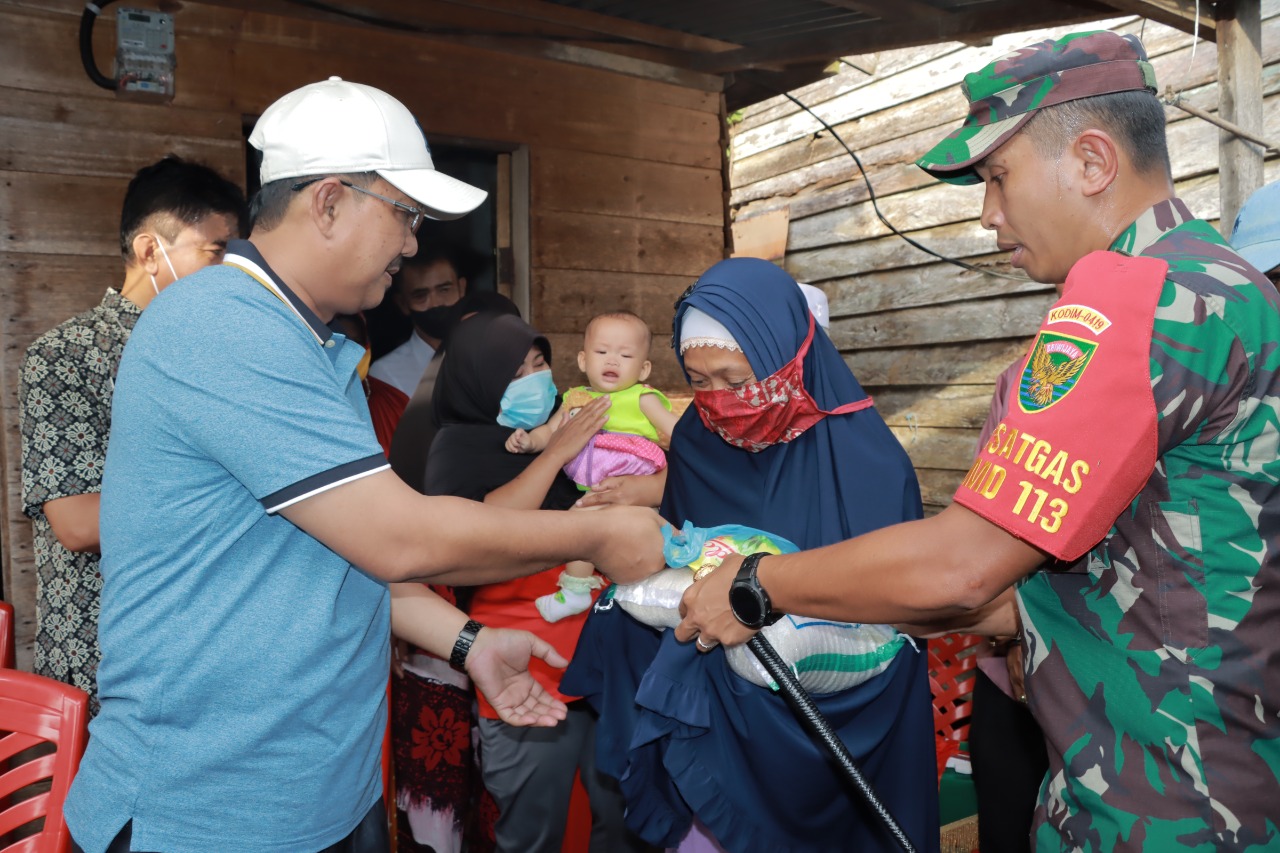Bupati Anwar Sadat Bersama Dandim 0419/Tanjab Serahkan Bantuan Kepada Masyarakat Kampung Nelayan