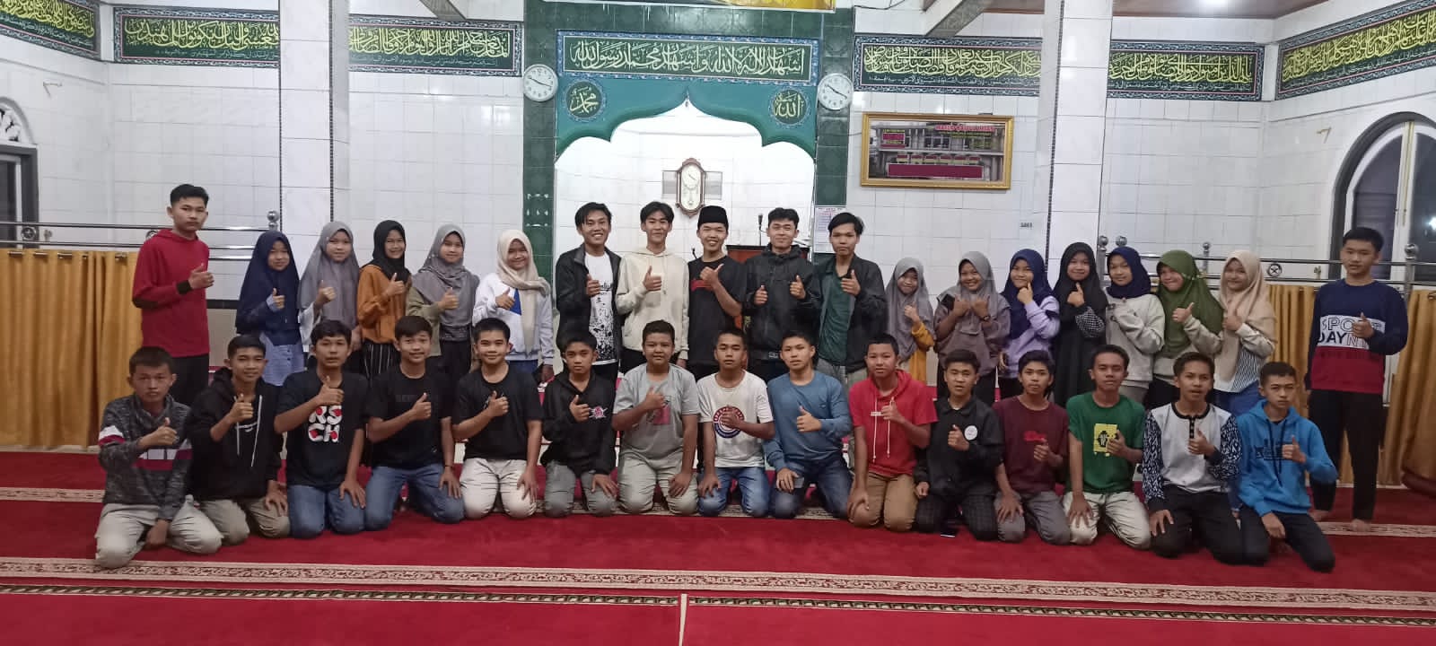 Berbagi rezeki di bulan ramadan melalui Gerakan Jum'at Baraqah Remaja Masjid Desa Koto Majidin Hilir