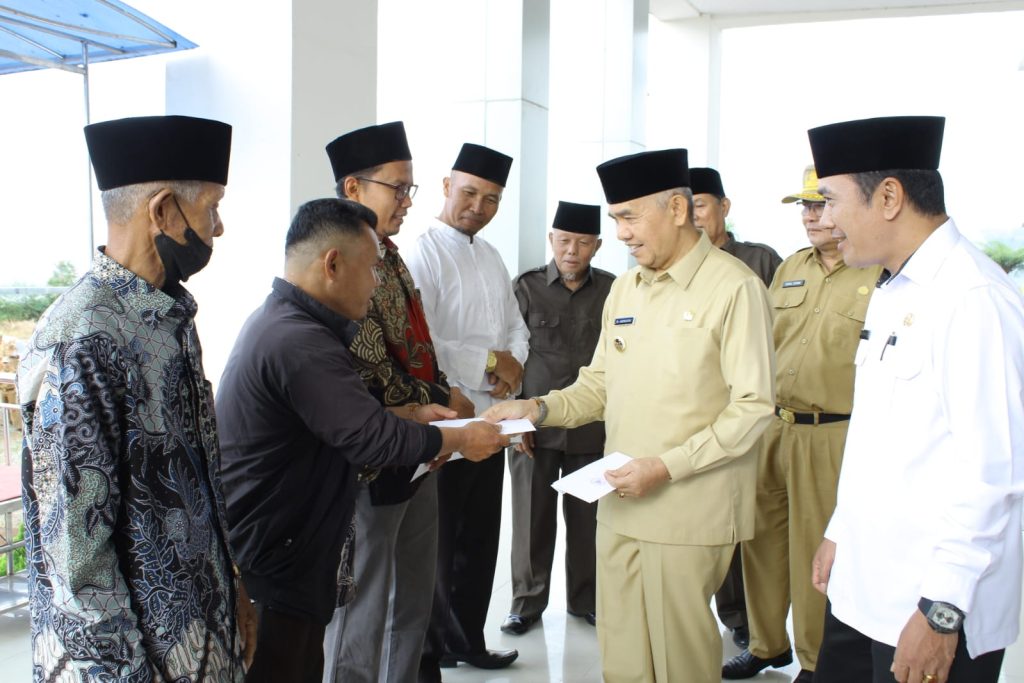 Bupati Kerinci Serahkan Bantuan Baznas ke 305 Marbot Masjid di Kabupaten Kerinci