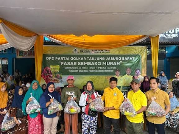 Ketua Komisi II DPRD Tanjab Barat Bersama Golkar Gelar Operasi Pasar Murah, Warga Antusias Serbu Sembako