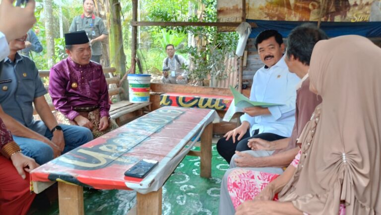 Bersama Gubernur Al Haris: Menteri ATR/BPN Antar Sertifikat Gratis ke Rumah Warga di Sungai Gelam Muaro Jambi