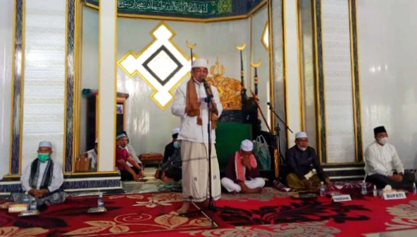 Bupati dan Wakil Bupati Tanjab Barat Hadiri Peringatan Isra Miraj di Masjid Maqbulin